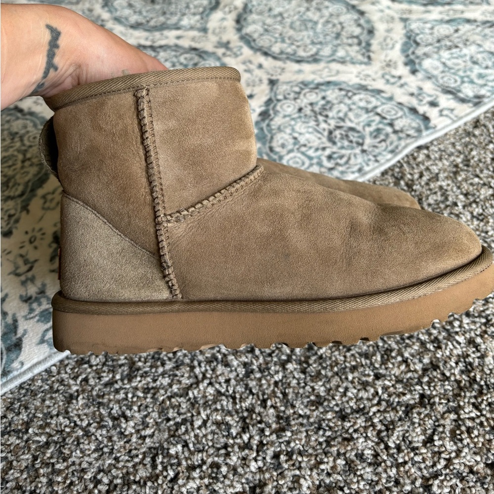 Ugg mini color antilope size 7 very good used condition